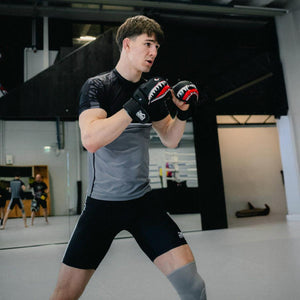 Phantom Fighter Romeo Ilzer - Der Phantom Athletics Rashguard EVO Apex in Grau wurde speziell für intensives MMA-, Grappling- und BJJ-Training entwickelt. Das enganliegende, atmungsaktive Material unterstützt die Muskelkompression und schützt die Haut vor Mattenbrand.