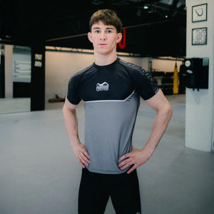 Hochwertiger Rashguard in Grau aus der EVO Apex Serie – ideal für Kampfsportarten wie Brazilian Jiu Jitsu, MMA oder Thaiboxen. Das elastische Funktionsmaterial sorgt für Bewegungsfreiheit und ein trockenes Tragegefühl.