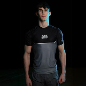 Der Rashguard EVO Apex in Grau von Phantom Athletics ist die ideale Wahl für intensives Kampfsporttraining. Er bietet dir Muskelunterstützung, schützt vor Hautirritationen und sitzt auch bei schnellen Bewegungen perfekt – ideal für MMA, BJJ und Grappling.