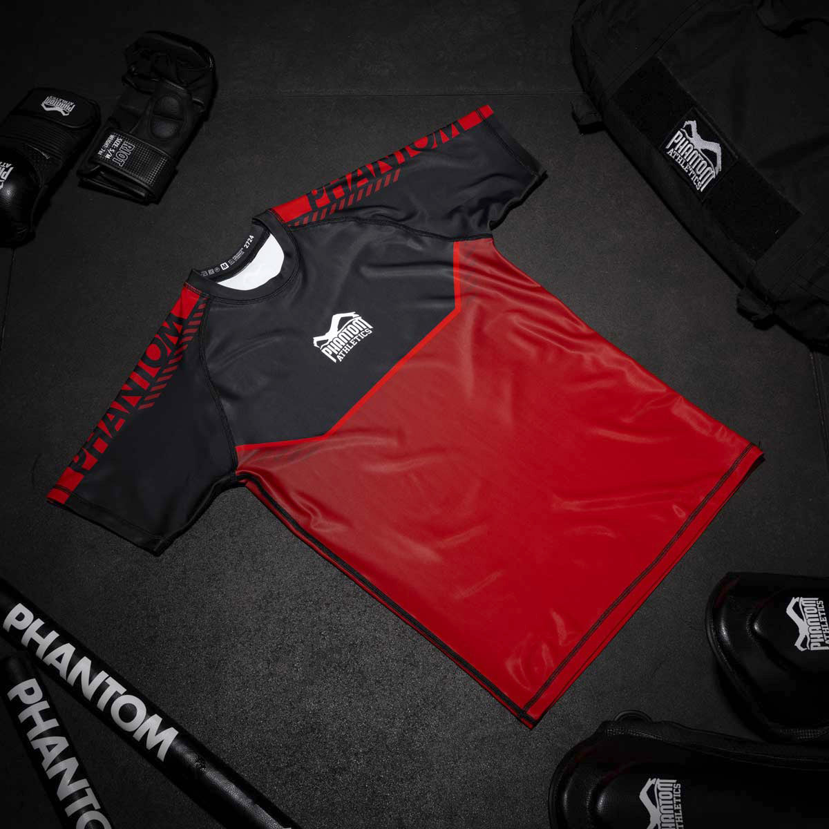 Phantom MMA Rashguard in Kurzarm aus der neuen limiitierten RED Edition. Perfekter Schutz und Tragekomfort in deinem Kampfsport wie BJJ, MMA, Ringen, Grappling oder Muay Thai.