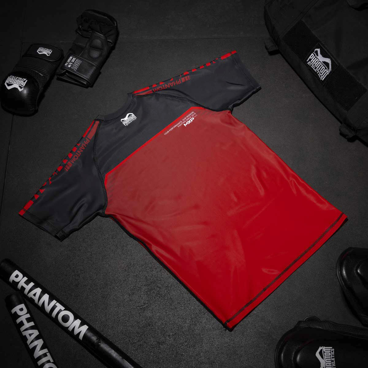 Phantom MMA Rashguard in Kurzarm aus der neuen limiitierten RED Edition. Perfekter Schutz und Tragekomfort in deinem Kampfsport wie BJJ, MMA, Ringen, Grappling oder Muay Thai.