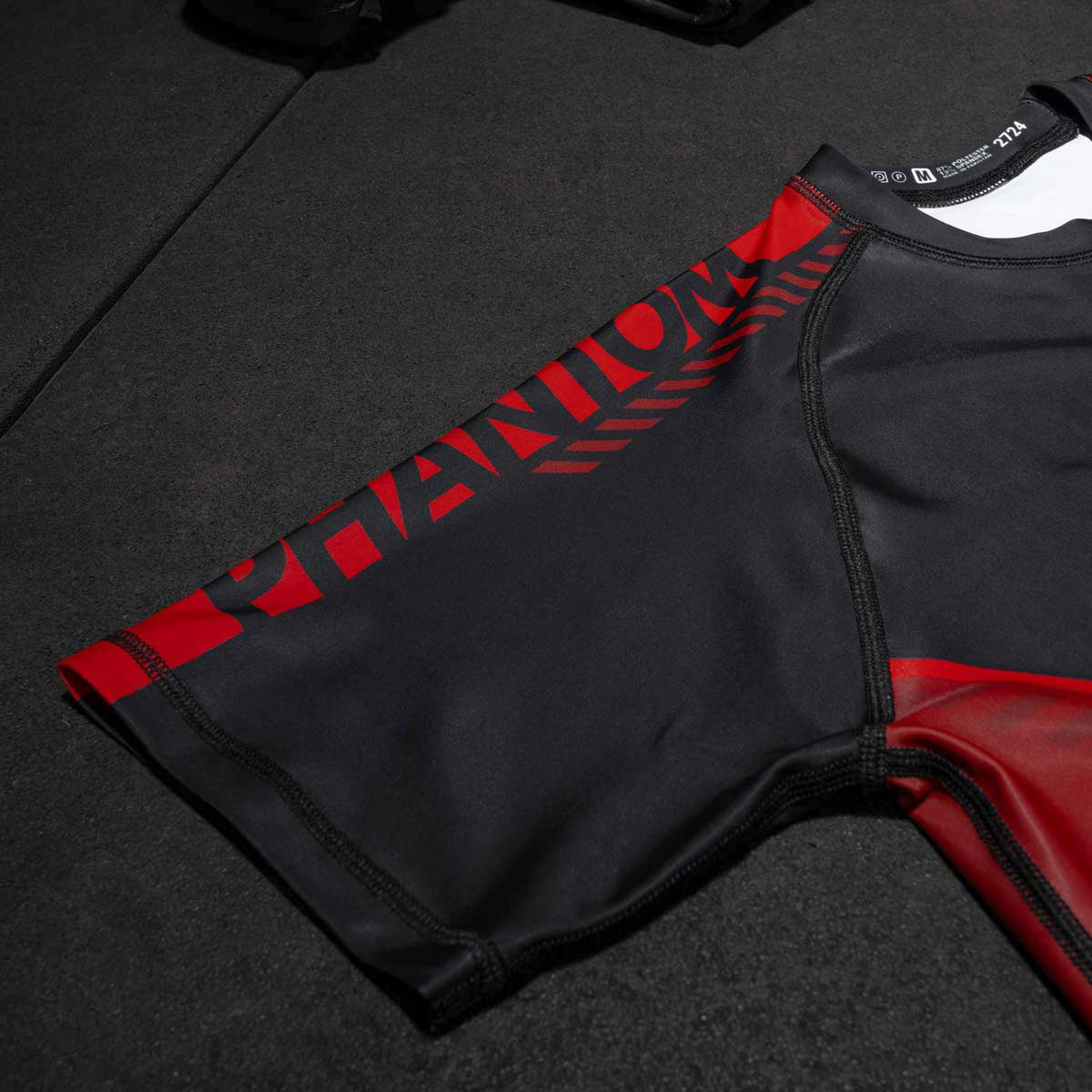 Phantom MMA Rashguard in Kurzarm aus der neuen limiitierten RED Edition. Perfekter Schutz und Tragekomfort in deinem Kampfsport wie BJJ, MMA, Ringen, Grappling oder Muay Thai.