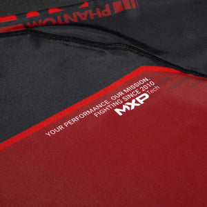 Phantom MMA Rashguard in Kurzarm aus der neuen limiitierten RED Edition. Perfekter Schutz und Tragekomfort in deinem Kampfsport wie BJJ, MMA, Ringen, Grappling oder Muay Thai.