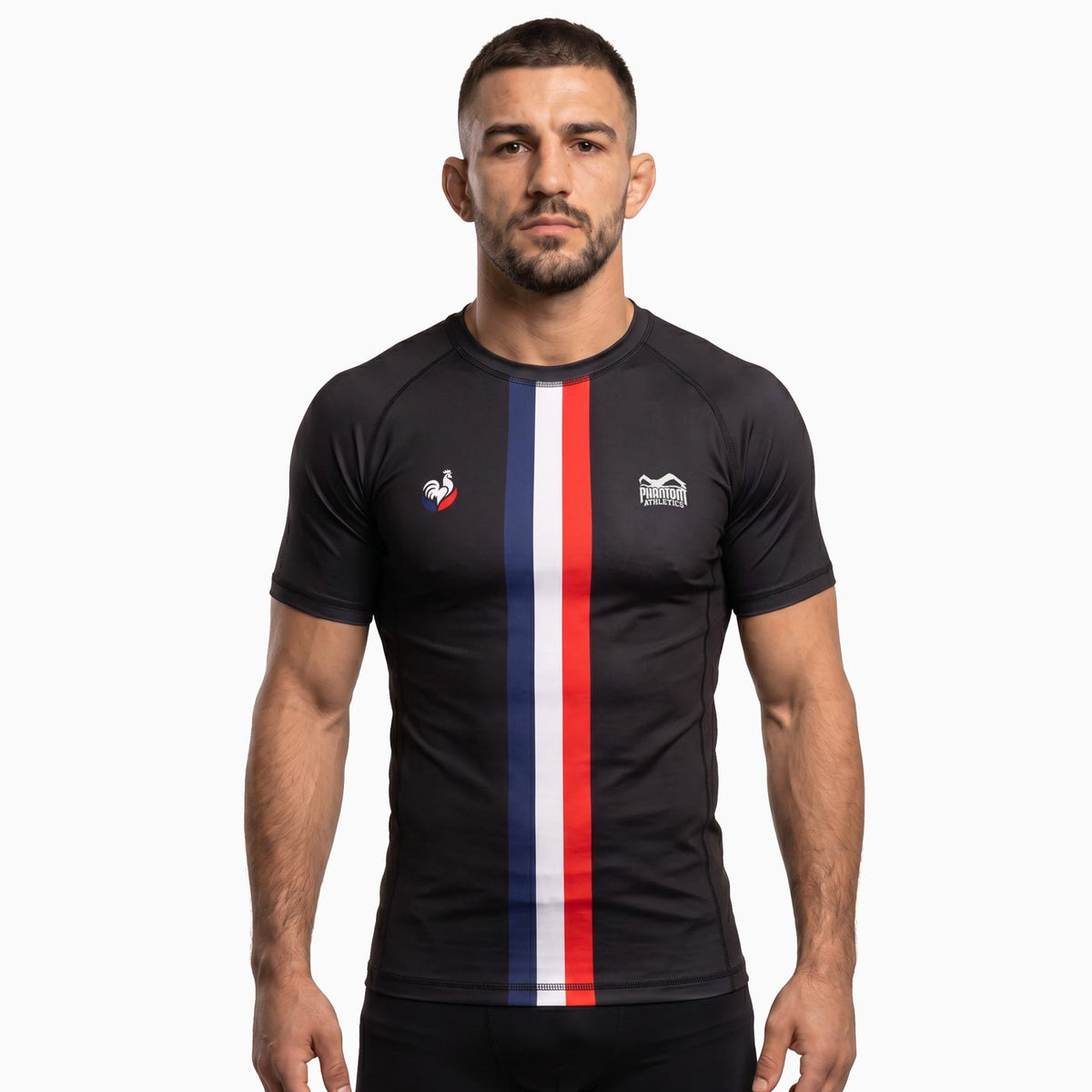 Der Phantom Athletics Rashguard Team France bietet engen, funktionellen Sitz und hohe Bewegungsfreiheit für intensives Kampfsport-Training. Das strapazierfähige Performance-Material eignet sich ideal für MMA, Grappling, Jiu-Jitsu und Sparring auf der Matte.