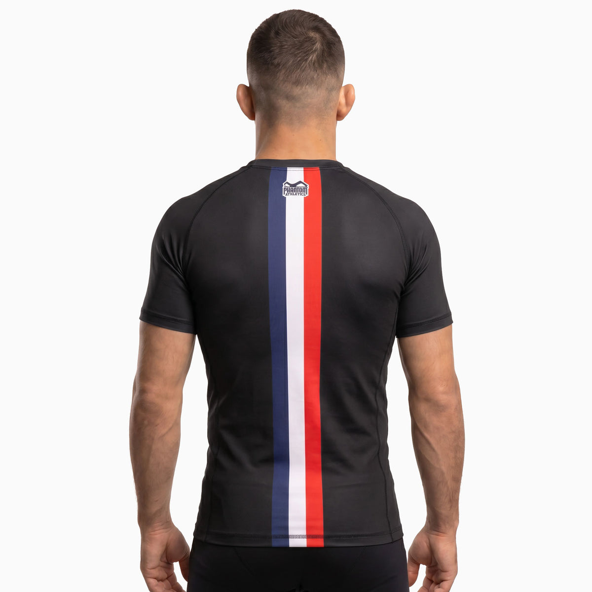 Mit dem Phantom Athletics Rashguard Team France setzt du auf hochwertige Fightwear für ambitionierte Athleten. Das atmungsaktive Material unterstützt dich bei No-Gi Jiu-Jitsu, MMA, Grappling und funktionellem Training mit maximalem Komfort.
