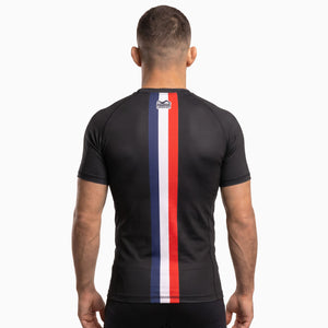 Mit dem Phantom Athletics Rashguard Team France setzt du auf hochwertige Fightwear für ambitionierte Athleten. Das atmungsaktive Material unterstützt dich bei No-Gi Jiu-Jitsu, MMA, Grappling und funktionellem Training mit maximalem Komfort.