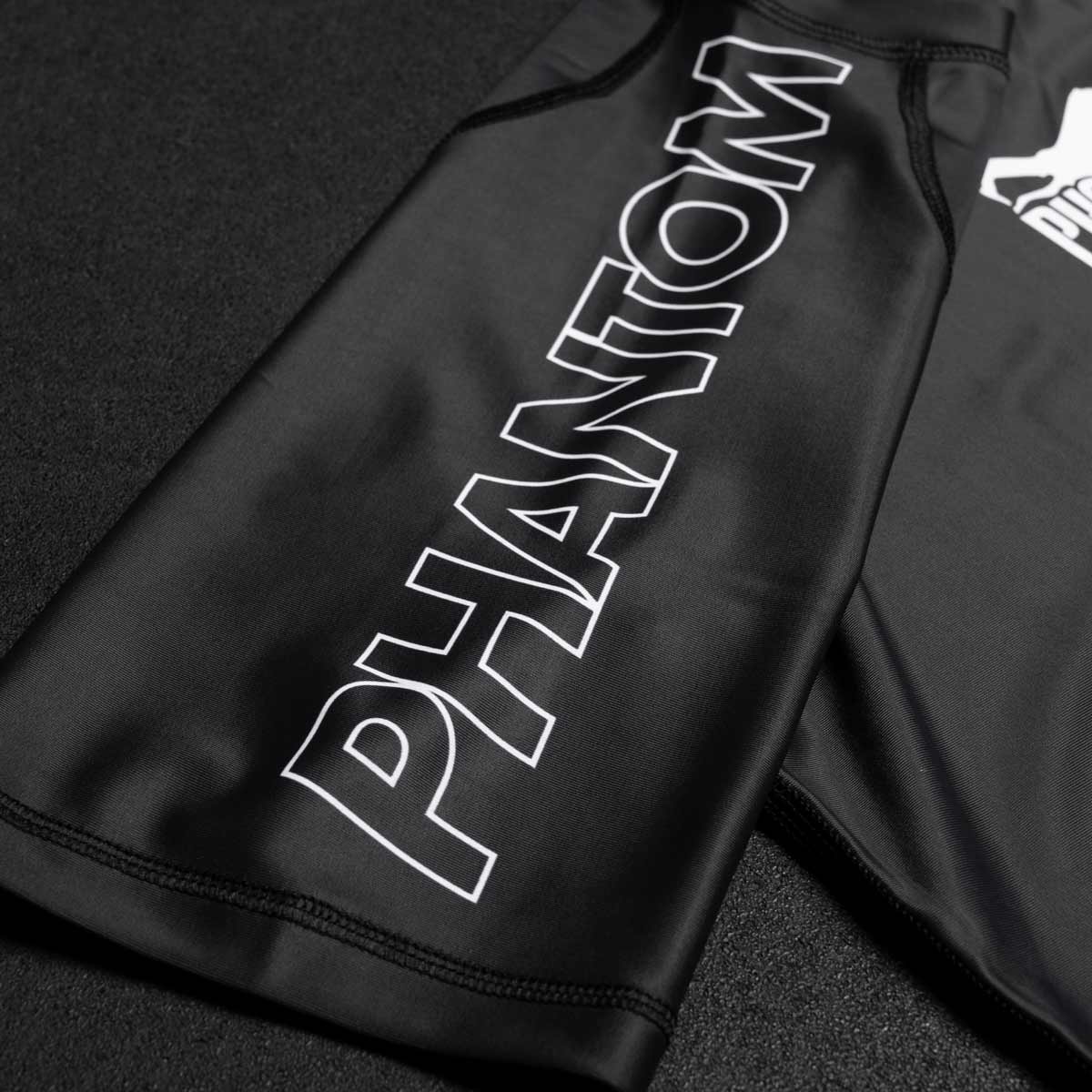Phantom Ranked No-Gi Rashguard nach IBJJF Richtlinien in Schwarz. Ideal für BJJ und Jiu Jitsu Training und Wettkampf.
