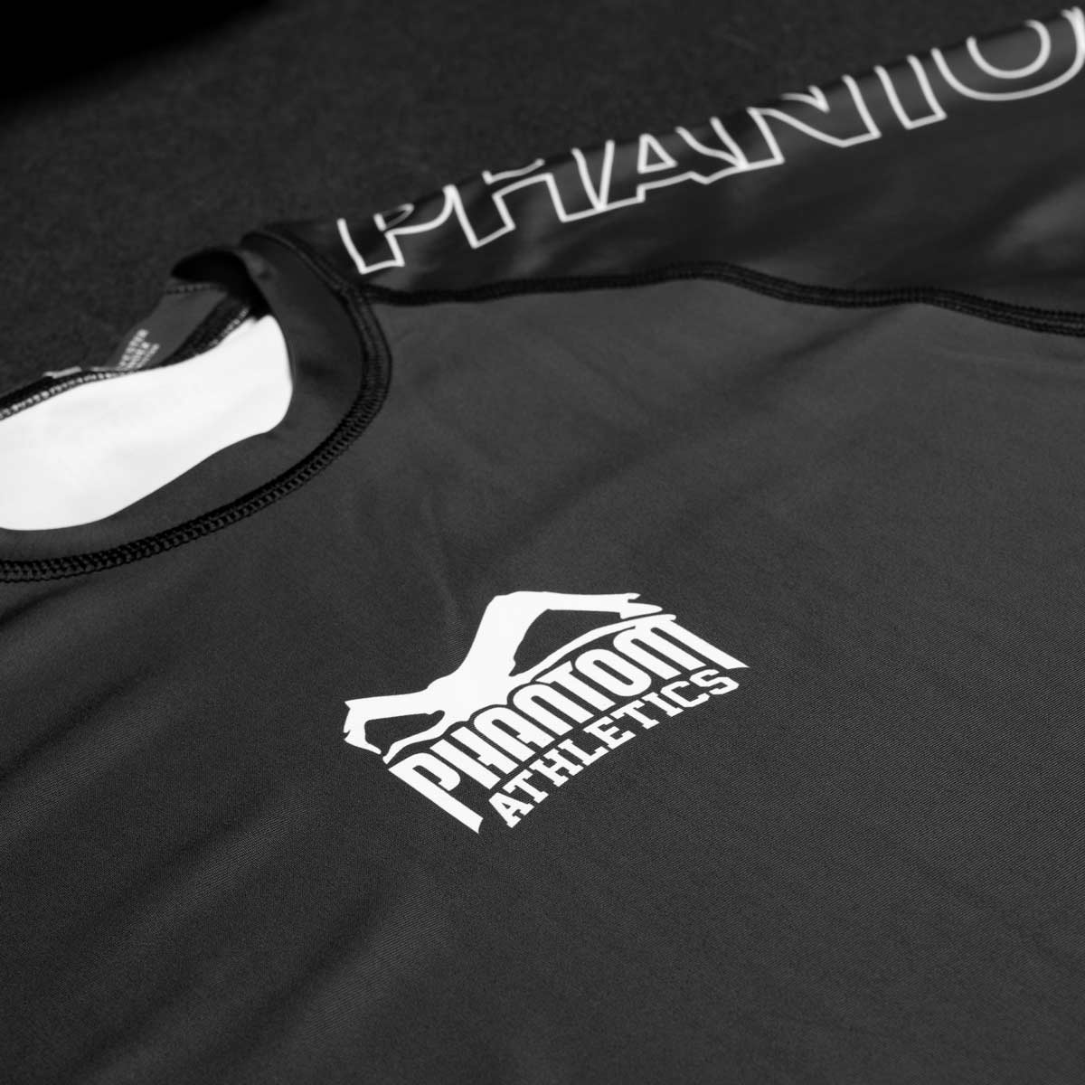 Phantom Ranked No-Gi Rashguard nach IBJJF Richtlinien in Schwarz. Ideal für BJJ und Jiu Jitsu Training und Wettkampf.