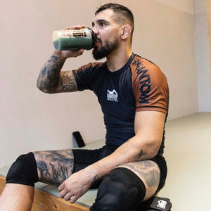 Phantom Athletics Rashguard Ranked Brown, ideal für Grappling, MMA und Kampfsporttraining. Dieses hochwertige Rashguard bietet eine perfekte Passform, maximale Bewegungsfreiheit und ein modernes braunes Design.