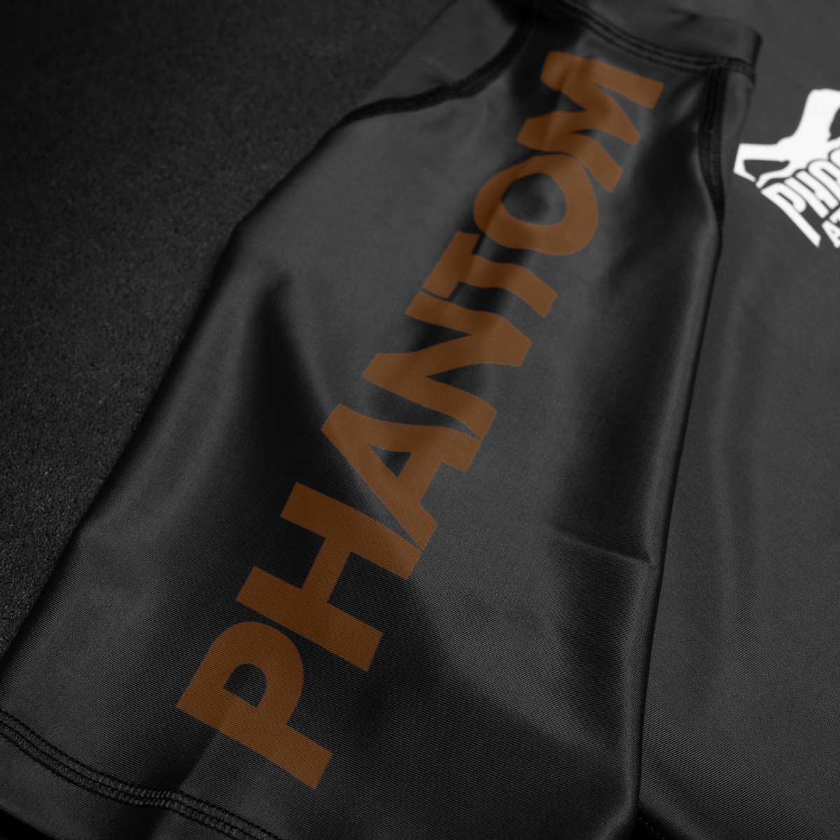Phantom Ranked No-Gi Rashguard nach IBJJF Richtlinien in Braun. Ideal für dein BJJ und Kampfsport Training und Wettkampf.