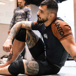 Rashguard Ranked Brown von Phantom Athletics, speziell entwickelt für anspruchsvolle Trainingseinheiten. Mit robusten Materialien und ergonomischem Schnitt sorgt es für Komfort und Langlebigkeit bei intensiven Workouts.