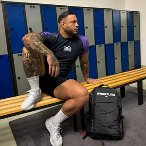 Der Rashguard Ranked Purple von Phantom Athletics ist perfekt für BJJ-Trainierende mit Lila-Gurt – funktionell, langlebig und stilvoll. Das eng anliegende, atmungsaktive Material schützt die Haut und unterstützt dich bei intensiven Grappling- und No-Gi-Einheiten.