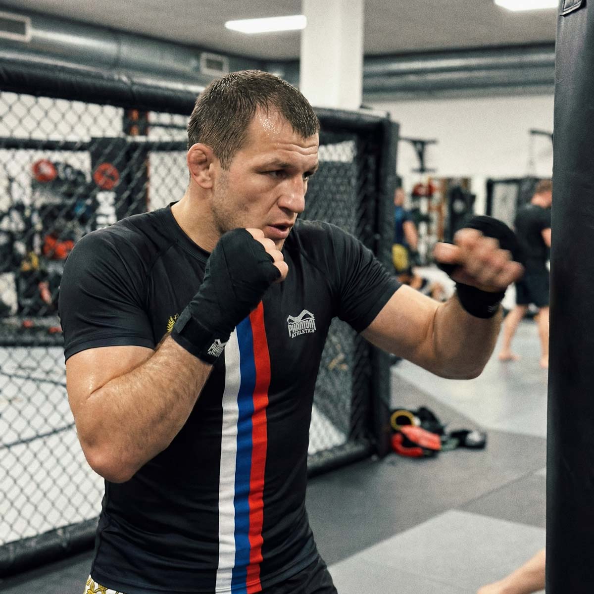 Stylisches Phantom Athletics Rashguard im Team Russia Look mit elastischem Material und flachen Nähten, perfekt für anspruchsvolle Trainingseinheiten, Wettkampfvorbereitung und Jiu‑Jitsu‑Sessions.