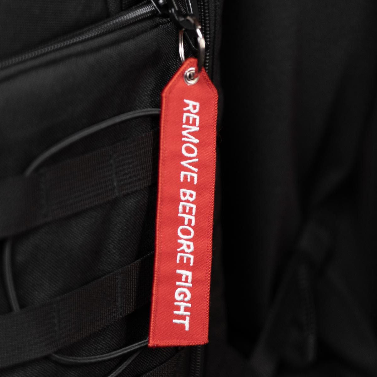 Der Phantom Athletics Schlüsselanhänger „Remove Before Fight“ ist das perfekte Accessoire für alle Kampfsport-Fans. Mit seinem markanten Design und robuster Verarbeitung zeigt er deine Leidenschaft für Boxen, MMA und Co. – überall, wo du hingehst.