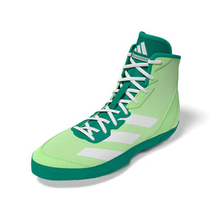 Die Adidas Adizero Ringerschuhe in Neon-Grün kombinieren modernes Design mit technischer Raffinesse. Die neu entwickelte Sohle sorgt für exzellenten Grip, während das atmungsaktive Obermaterial für ein angenehmes Tragegefühl sorgt.