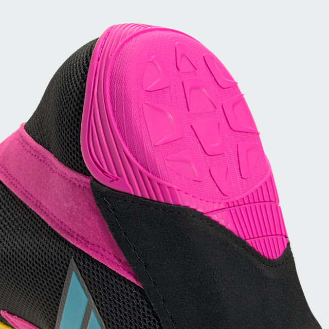 Die Adidas Adizero Ringerschuhe in Schwarz und Pink sind speziell für den Einsatz auf der Matte konzipiert. Ihre flexible Sohle und der hohe Schaft bieten optimalen Halt und Bewegungsfreiheit für Ringer, Grappler und MMA-Athleten.