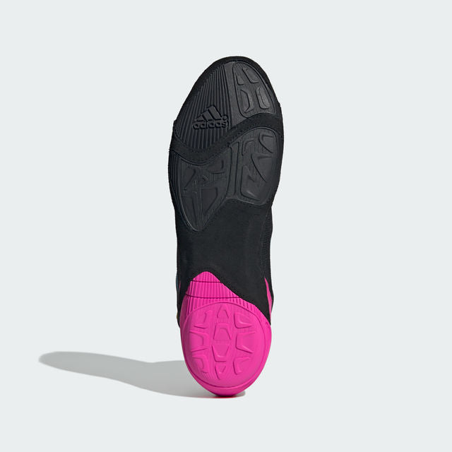 Die Adidas Adizero Ringerschuhe in Schwarz und Pink zeichnen sich durch ihre atmungsaktive Mesh-Oberfläche und robusten Kunstleder-Überzüge aus. Sie bieten ausgezeichnete Traktion und Stabilität, um schnelle Bewegungen und Richtungswechsel im Kampfsport zu unterstützen.