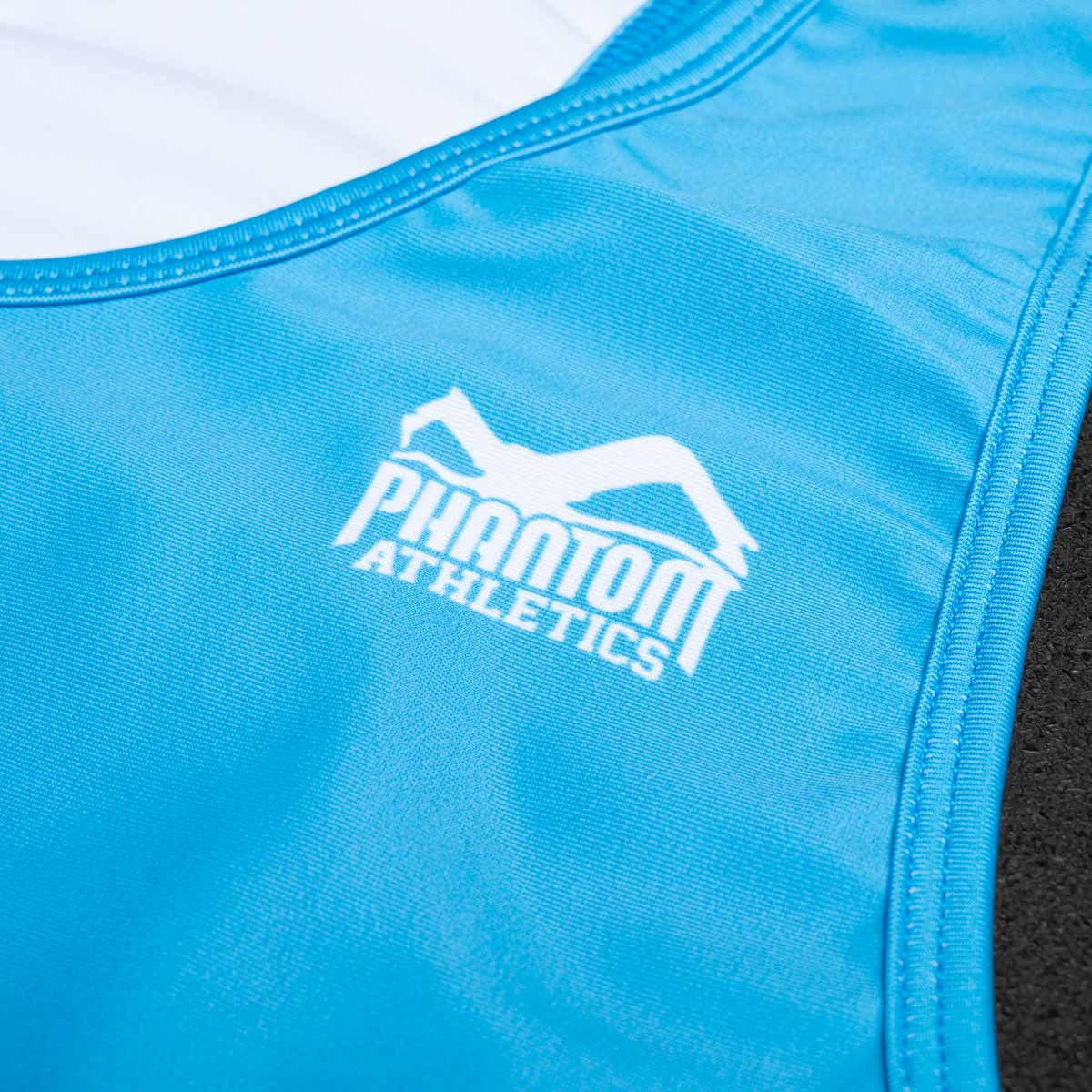 Der Phantom Athletics Wrestling Singlet Apex Blue kombiniert strapazierfähige Materialien mit modernem Design. Ideal für Ringer, die Wert auf Funktionalität und Stil legen.
