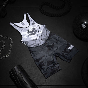 Das Delta Wrestling Jersey in Grau von Phantom Athletics bietet eine ergonomische Passform und optimalen Komfort für intensives Ringsport-Training und Wettkämpfe. Dieses Jersey ist für Ringer entwickelt, die Wert auf Bewegungsfreiheit und sicheren Sitz legen.