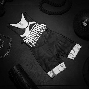 Das Warfare Urban Camo Wrestling Jersey von Phantom Athletics im modernen Camo-Design ist sowohl stylisch als auch funktional. Mit seiner engen Passform und hoher Strapazierfähigkeit unterstützt es Ringer optimal bei dynamischen Bewegungen und schnellen Übergängen im Training.