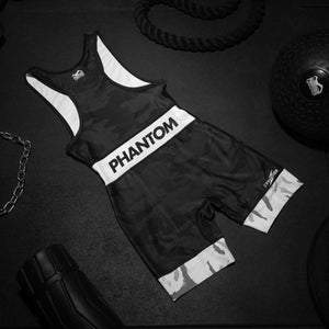 Dieses Phantom Athletics Wrestling Jersey wurde für professionelle Ringer und Ringsportler entworfen und bietet eine Kombination aus Komfort und Funktionalität. Sein atmungsaktives, schweißableitendes Material hält Athleten trocken und kühl, selbst bei intensiven Wettkämpfen.