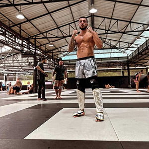 Die Riot Pro Knieschoner von Phantom Athletics bieten dir zuverlässigen Schutz und Komfort bei harten Sparrings und Bodenkampf. Durch das ergonomische Design und die stoßabsorbierende Polsterung eignen sie sich ideal für MMA, Grappling und BJJ.