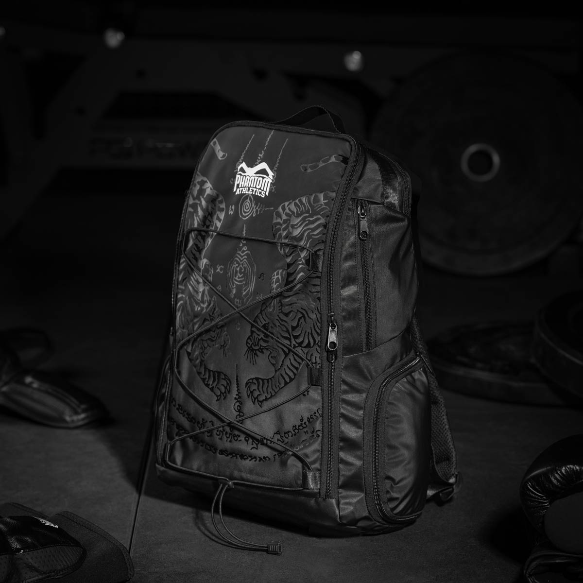 Phantom APEX Rucksack für deinen Kampfsport. Mit vielen Fächern um dein Fight Equipment stets griffbereit zu haben. Ideal für MMA, Boxen oder BJJ. Mit angenehmen Rückenteil für maximalen Tragekomfort.  Im limitierten Sak Yant Design für dein Thaibox Training.  Mit inkludiertem Bungee System für extra Stauraum für z.B. deine Schienbeinschoner im Muay Thai Training.