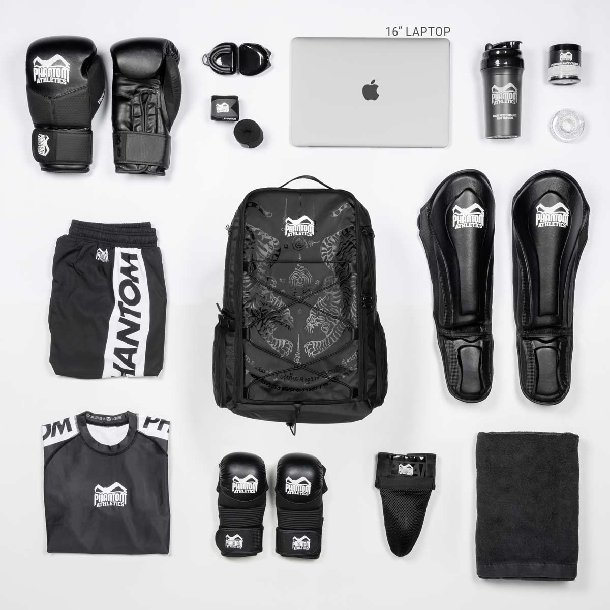 Phantom APEX Rucksack für deinen Kampfsport. Mit vielen Fächern um dein Fight Equipment stets griffbereit zu haben. Ideal für MMA, Boxen oder BJJ. Mit angenehmen Rückenteil für maximalen Tragekomfort.  Im limitierten Sak Yant Design für dein Thaibox Training. Hier in der Übersicht mit allen Produkten die du in diesen Rucksack für dein Kampfsporttraining packen kannst. 