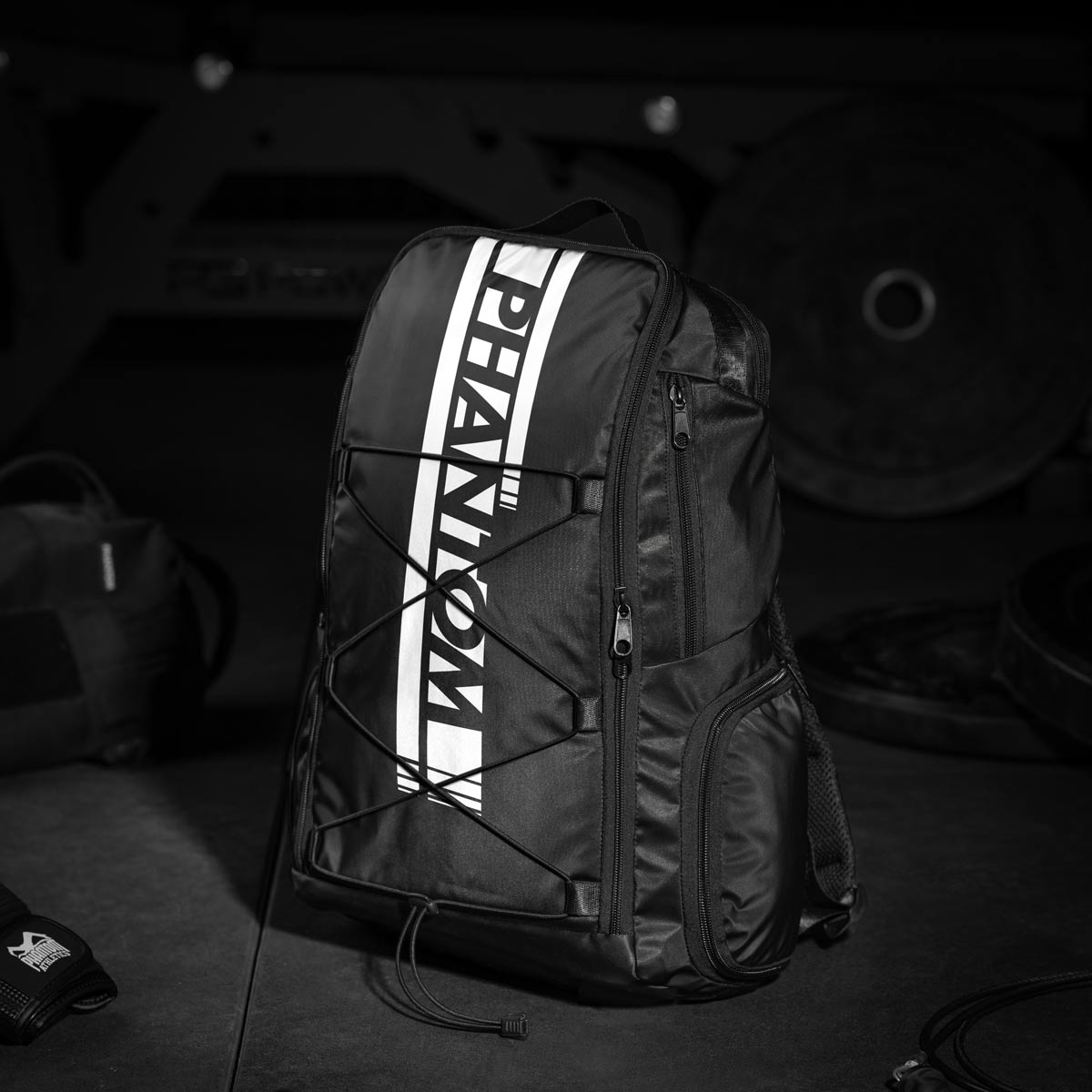 Phantom APEX Rucksack für deinen Kampfsport. Mit vielen Fächern um dein Fight Equipment stets griffbereit zu haben. Ideal für MMA, Boxen oder BJJ. Mit inkludiertem Bungee System für noch mehr Stauraum wie z.B. Schienbeinschoner. 