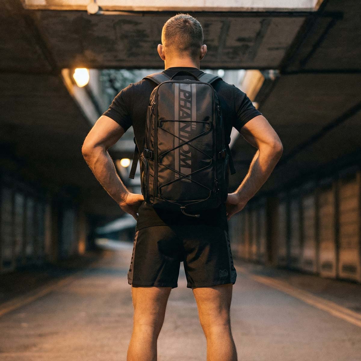 Funktioneller Kampfsport‑Rucksack von Phantom Athletics in Schwarz/Grau, ideal für MMA‑Training, Gym und Alltag mit durchdachtem Stauraum.