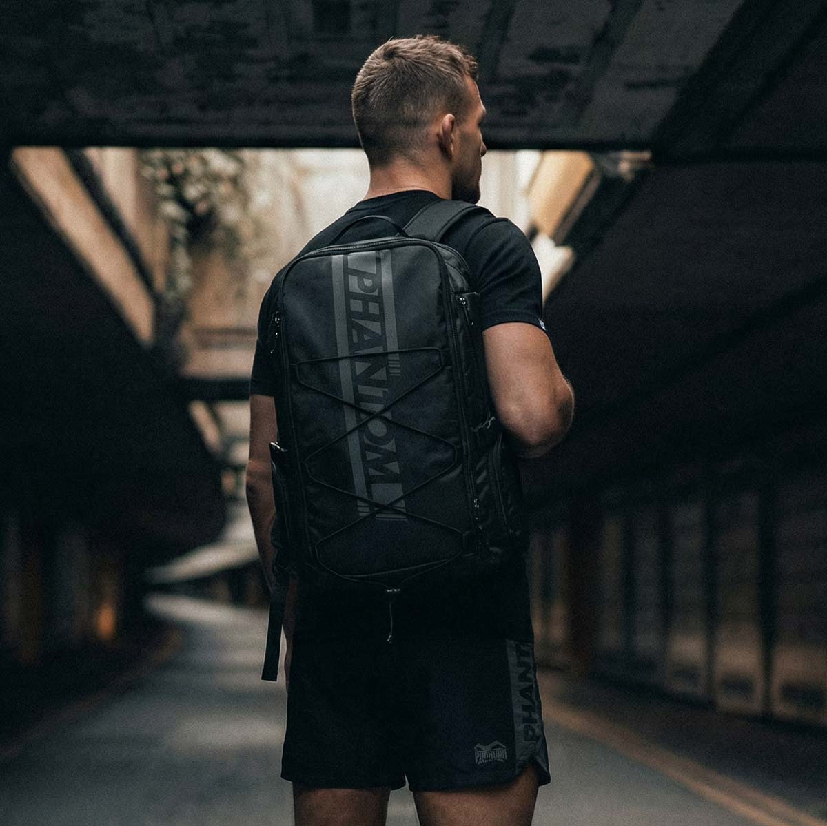 Premium APEX Rucksack von Phantom Athletics mit wasserabweisendem Außenmaterial für Kampfsport, Boxen und Fitness‑Training.