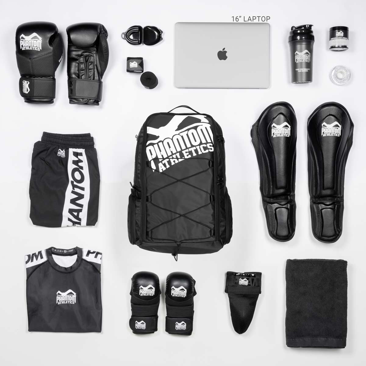 Phantom APEX Rucksack für deinen Kampfsport. Mit vielen Fächern um dein Fight Equipment stets griffbereit zu haben. Ideal für MMA, Boxen oder BJJ. Mit inkludiertem Bungee System für noch mehr Stauraum wie z.B. Schienbeinschoner.  Hier in der Übersicht mit allen Produkten die du in diesen Rucksack für dein Kampfsporttraining packen kannst. 