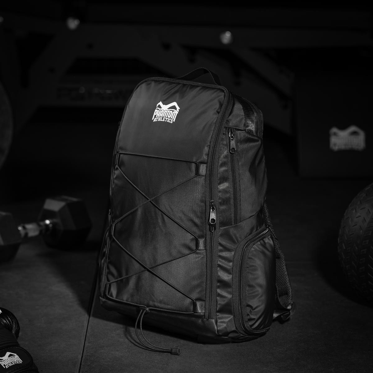 Phantom APEX Rucksack für deinen Kampfsport. Mit vielen Fächern um dein Fight Equipment stets griffbereit zu haben. Ideal für MMA, Boxen oder BJJ. Mit inkludiertem Bungee System für noch mehr Stauraum wie z.B. Schienbeinschoner. 