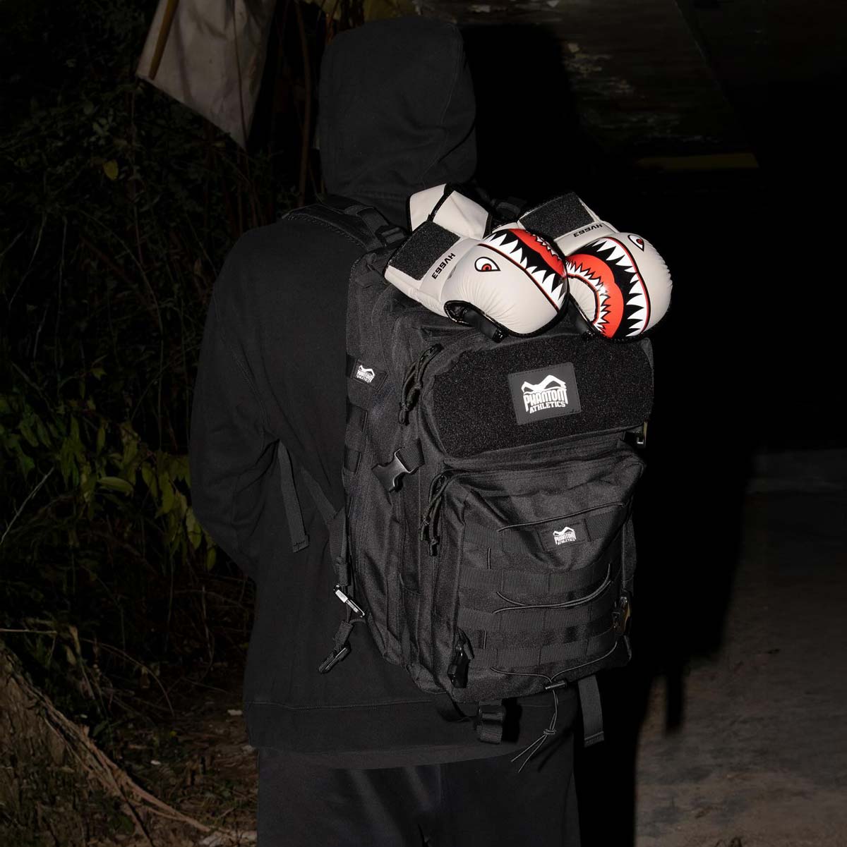 Phantom Athletics Delta Army Backpack – dein verlässlicher Begleiter für harte Trainingstage im Gym oder unterwegs. Bietet Platz für Schutzausrüstung und Sportkleidung.