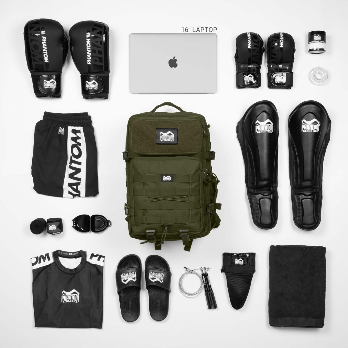 Phantom DELTA Rucksack für deinen Kampfsport. Mit 45l Fassungsvermögen und vielen Fächern um dein Fight Equipment stets griffbereit zu haben. Ideal für MMA, Boxen Muay Thai oder BJJ. Mit angenehmen Rückenteil für maximalen Tragekomfort. Zusätzliche Klettfläche für individuelle Patches. Hier in der Farbe Army Grün. Hier in der Übersicht mit allen Produkten die du in diesen Rucksack für dein Kampfsporttraining packen kannst. 