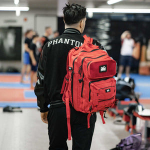 Der Backpack Delta in Rot von Phantom Athletics vereint sportliches Design mit praktischer Funktionalität – ideal für dein Kampfsporttraining oder den Alltag. Mit robustem Material, cleverer Fächeraufteilung und markantem Look begleitet er dich zuverlässig zu jeder Einheit.