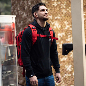 Der Delta-Rucksack in Rot von Phantom Athletics ist speziell für Kampfsportler konzipiert. Mit einem Fassungsvermögen von 45 Litern bietet er ausreichend Platz für Trainingsausrüstung wie Boxhandschuhe, Schienbeinschützer und Bandagen. Das wasserabweisende Material schützt deine Ausrüstung, während das MOLLE-System und das Bungee-System zusätzliche Befestigungsmöglichkeiten bieten.