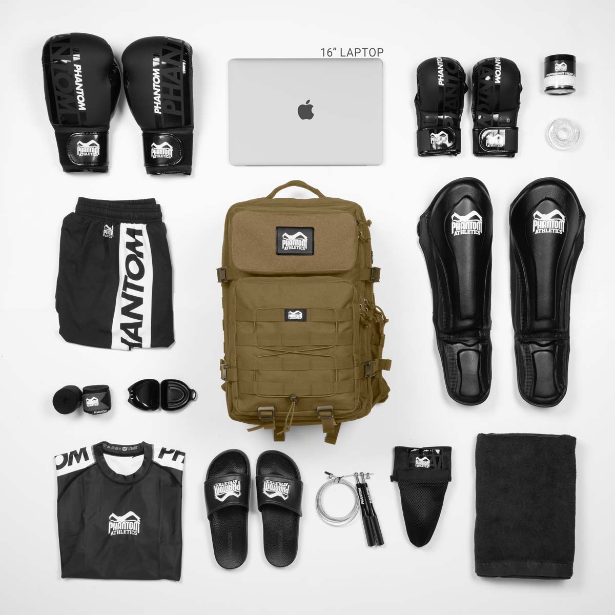 Phantom DELTA Rucksack für deinen Kampfsport. Mit 45l Fassungsvermögen und vielen Fächern um dein Fight Equipment stets griffbereit zu haben. Ideal für MMA, Boxen Muay Thai oder BJJ. Mit angenehmen Rückenteil für maximalen Tragekomfort. Zusätzliche Klettfläche für individuelle Patches. Hier in der Farbe Khaki. Hier in der Übersicht mit allen Produkten die du in diesen Rucksack für dein Kampfsporttraining packen kannst. 