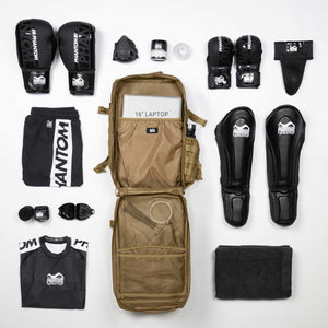 Robuster Phantom Athletics Rucksack in Sandfarben, ideal für Kampfsportarten wie MMA, Boxen und Muay Thai. Bietet ausreichend Platz für Handschuhe, Schützer und weitere Trainingsausrüstung.