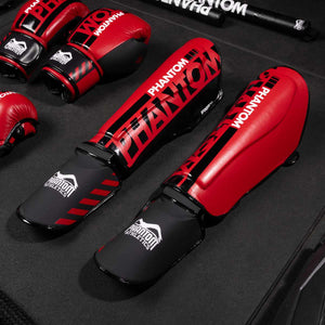 Apex Striking Schienbeinschoner von Phantom Athletics in Rot, ideal für Muay Thai, MMA und Kampfsporttraining. Bietet maximalen Schutz und Bewegungsfreiheit bei intensiven Kicks und Blocks.