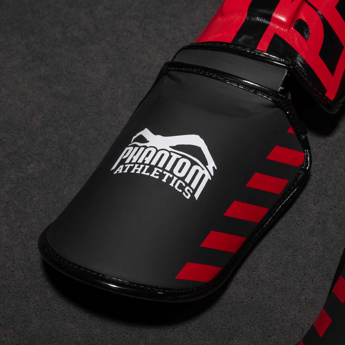 Phantom Kampfsport Schienbeinschoner für Kickboxen, MMA und Muay Thai. Ultimativer Schutz in Training und Wettkampf.
