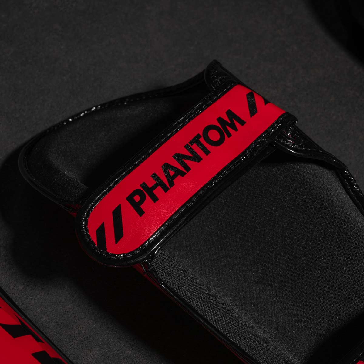 Phantom Kampfsport Schienbeinschoner für Kickboxen, MMA und Muay Thai. Ultimativer Schutz in Training und Wettkampf.