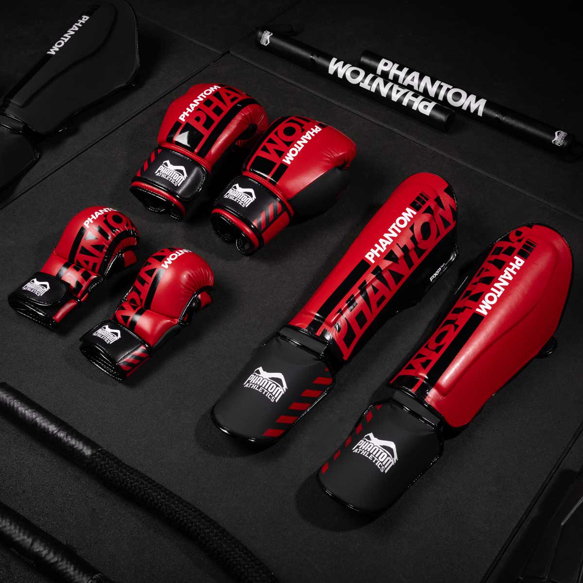 Robuste Schienbeinschoner Apex Striking von Phantom Athletics in Rot, entwickelt für Sparring und Wettkämpfe. Ergonomisches Design sorgt für perfekten Sitz und langanhaltenden Komfort.