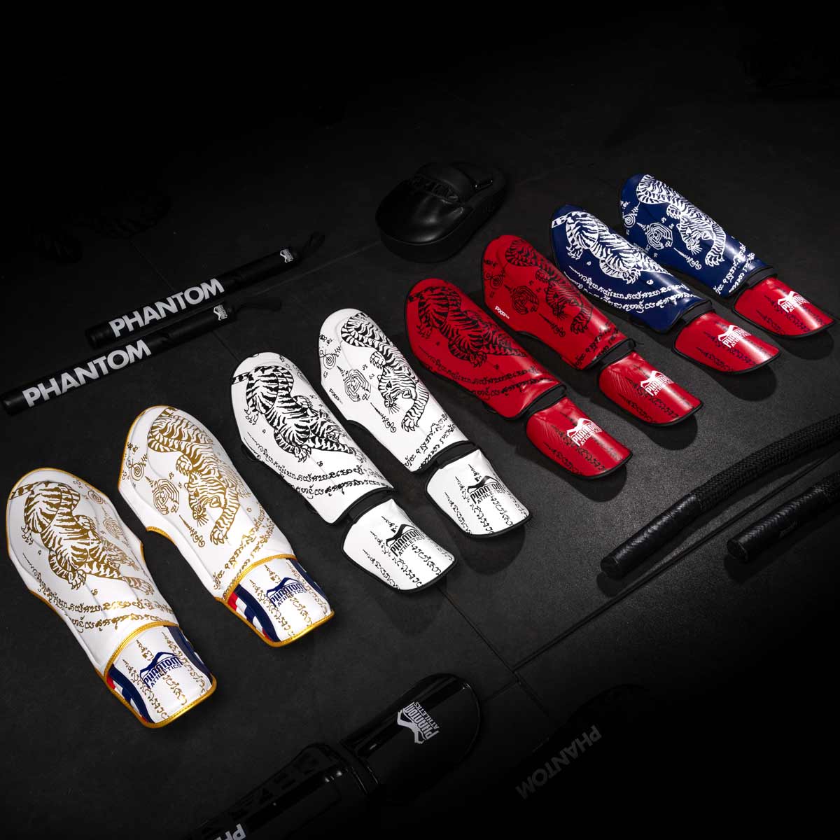Phantom Athletics Muay Thai Shinguards in Blau, speziell für Kampfsportler entwickelt. Bietet sicheren Halt und effektiven Schutz bei Kicks und Blocks im Training und Wettkampf.