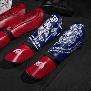 Muay Thai Schienbeinschoner von Phantom Athletics in Blau, ideal für intensives Training und Sparring. Bietet hervorragenden Schutz und eine ergonomische Passform für maximale Beweglichkeit.