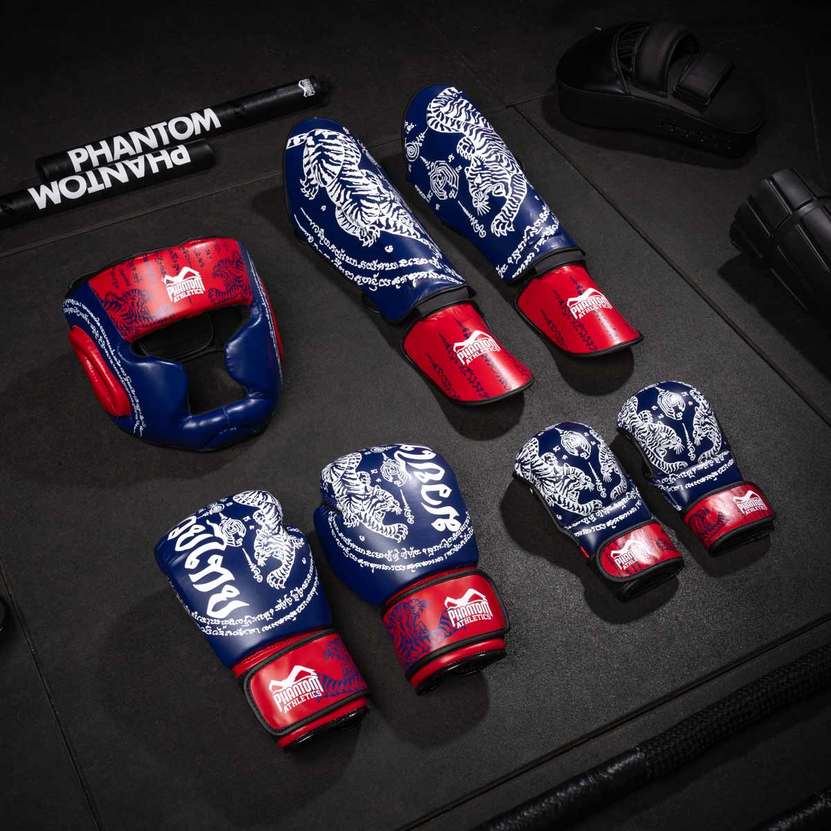 Hochwertige Schienbeinschoner in Blau von Phantom Athletics, perfekt für Muay Thai, MMA und Kickboxen. Robustes Material sorgt für zuverlässigen Schutz und lange Haltbarkeit.