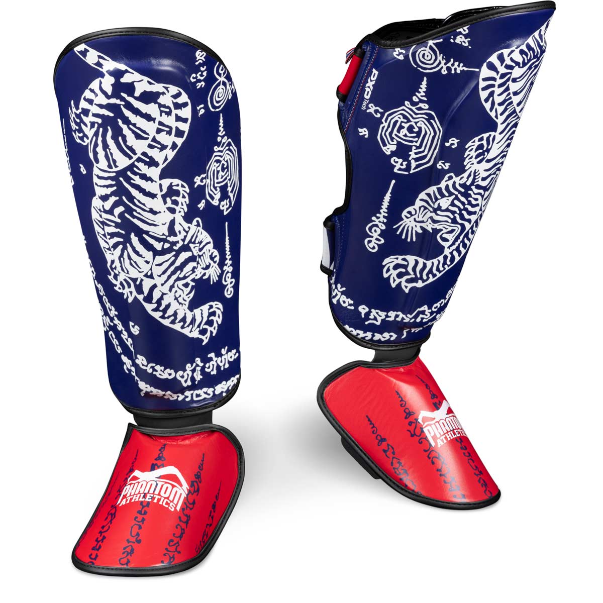 Phantom Muay Thai shin guard για Thai boxing και MMA sparring, αγώνες και προπόνηση. Στο παραδοσιακό σχέδιο Sak Yant και το χρώμα μπλε/κόκκινο.