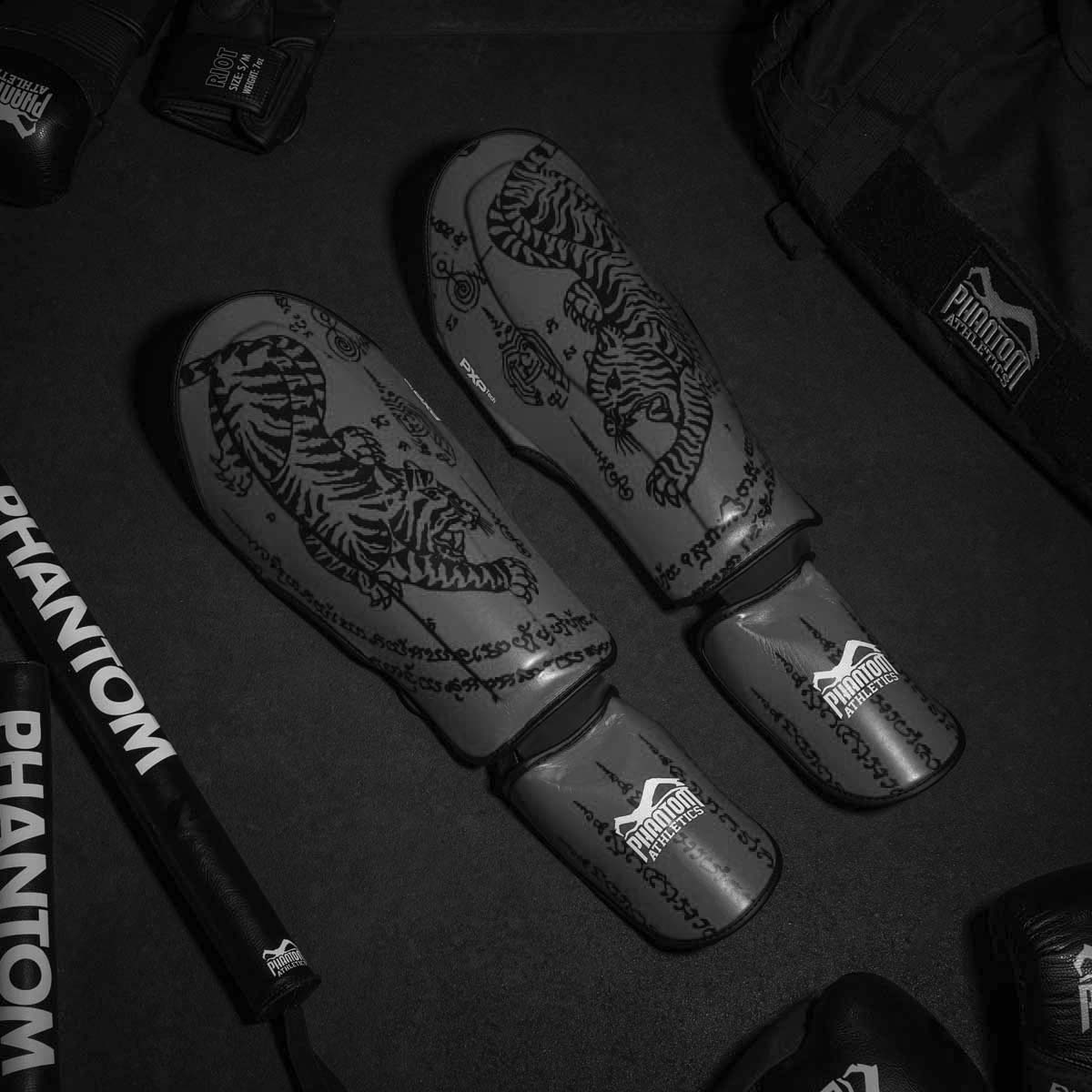 Die Schienbeinschoner von Phantom Athletics sind ideal für Kampfsportler, die beim MMA oder Muay Thai maximalen Schutz suchen. Das strapazierfähige Material garantiert Langlebigkeit auch bei intensivem Training.