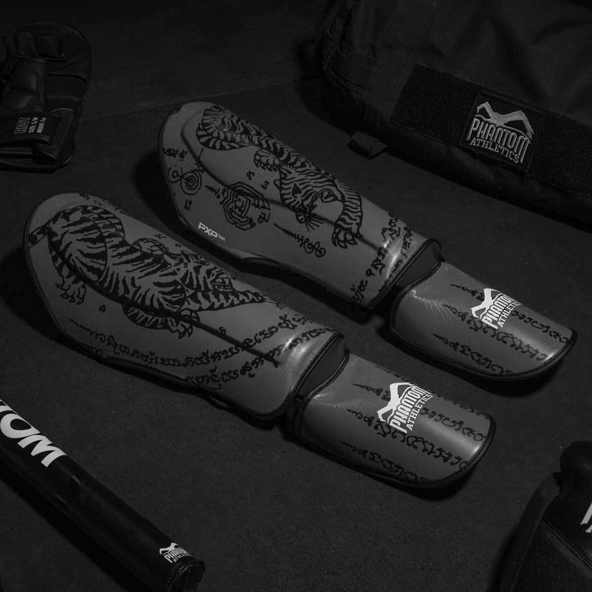 Mit den Shinguards Muay Thai Gray von Phantom Athletics erhalten Kämpfer zuverlässigen Schutz und hohe Bewegungsfreiheit – perfekt für jede Kampfsport-Disziplin wie Kickboxen oder MMA.