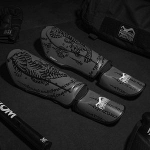 Mit den Shinguards Muay Thai Gray von Phantom Athletics erhalten Kämpfer zuverlässigen Schutz und hohe Bewegungsfreiheit – perfekt für jede Kampfsport-Disziplin wie Kickboxen oder MMA.